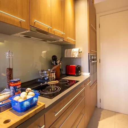 Spacious Near The Beach With Beautiful Terrace Ντουμπρόβνικ