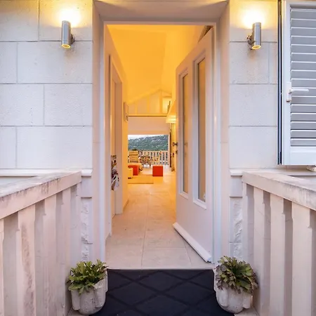 Spacious Near The Beach With Beautiful Terrace